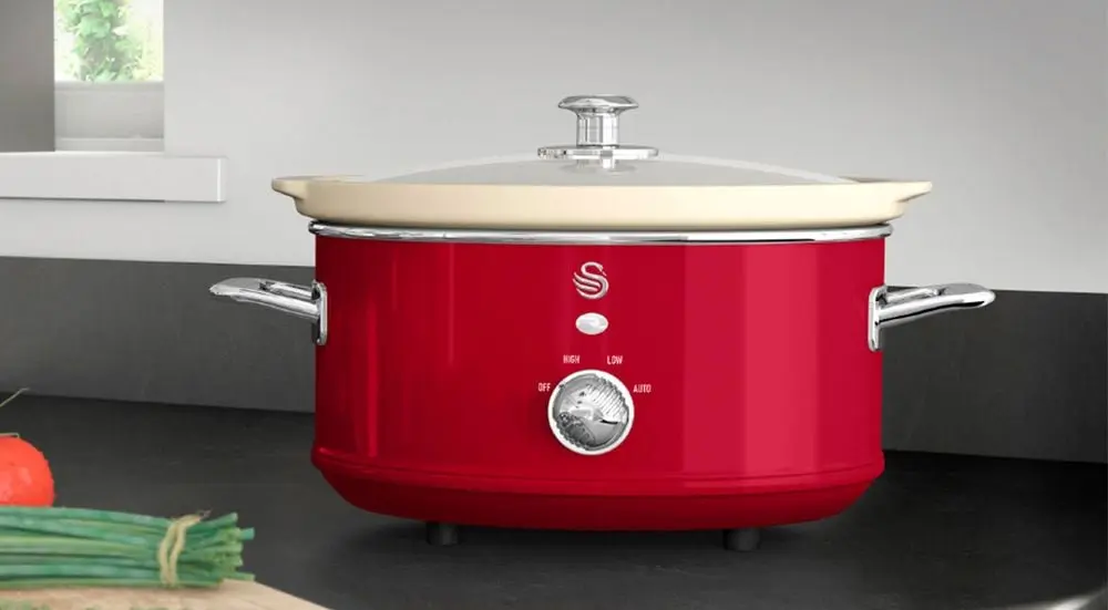 SWAN Retro Digital Crock Pot In Red